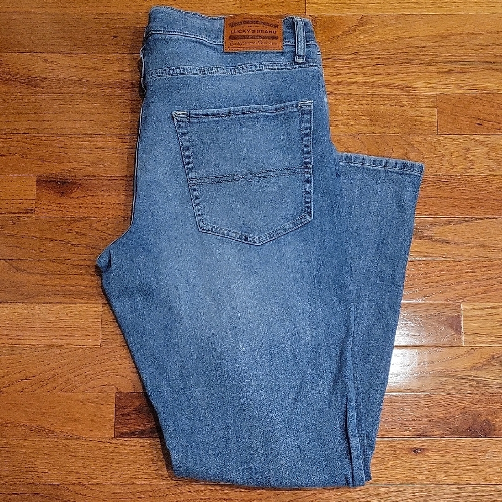 Lucky Brand 223 Straight Fit Jeans